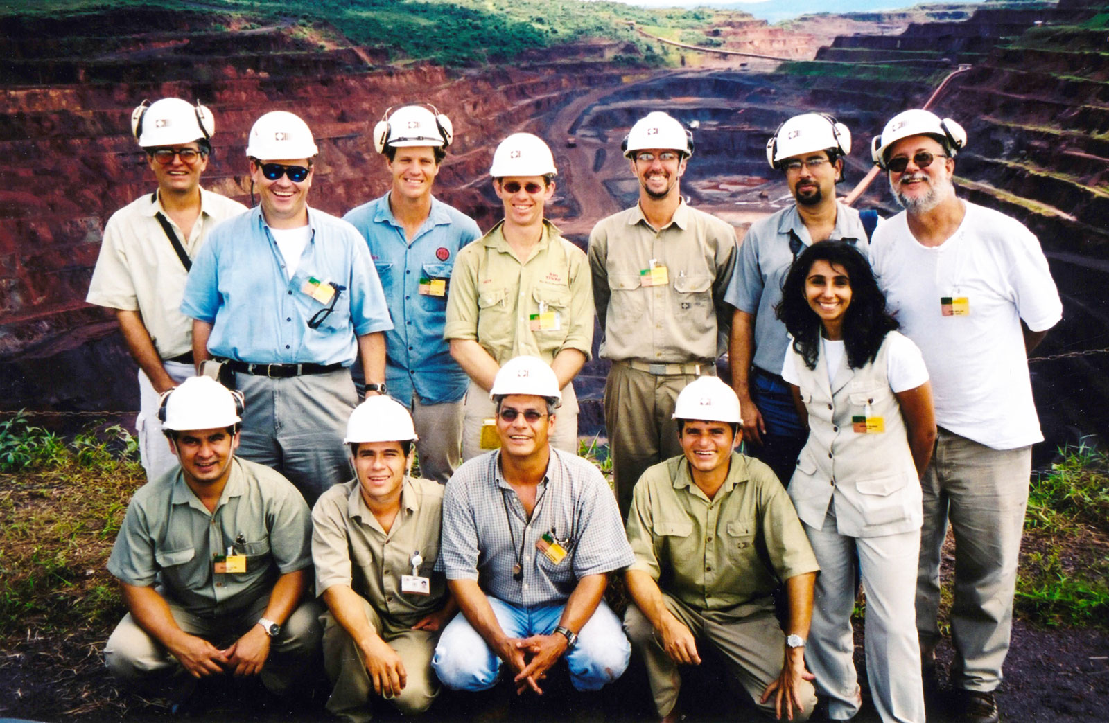 Group photo in the Crajas N5 open pit]