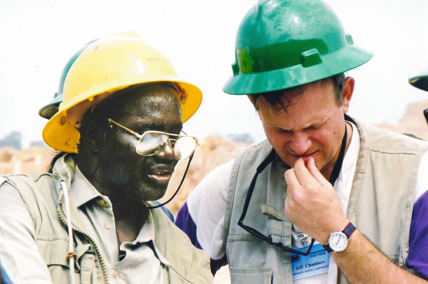 [Siguia Traore of Semos-Anglogold explains some complex aspects of the Sadiola mine, Mali, to Jeff Chambers of Newmont.]